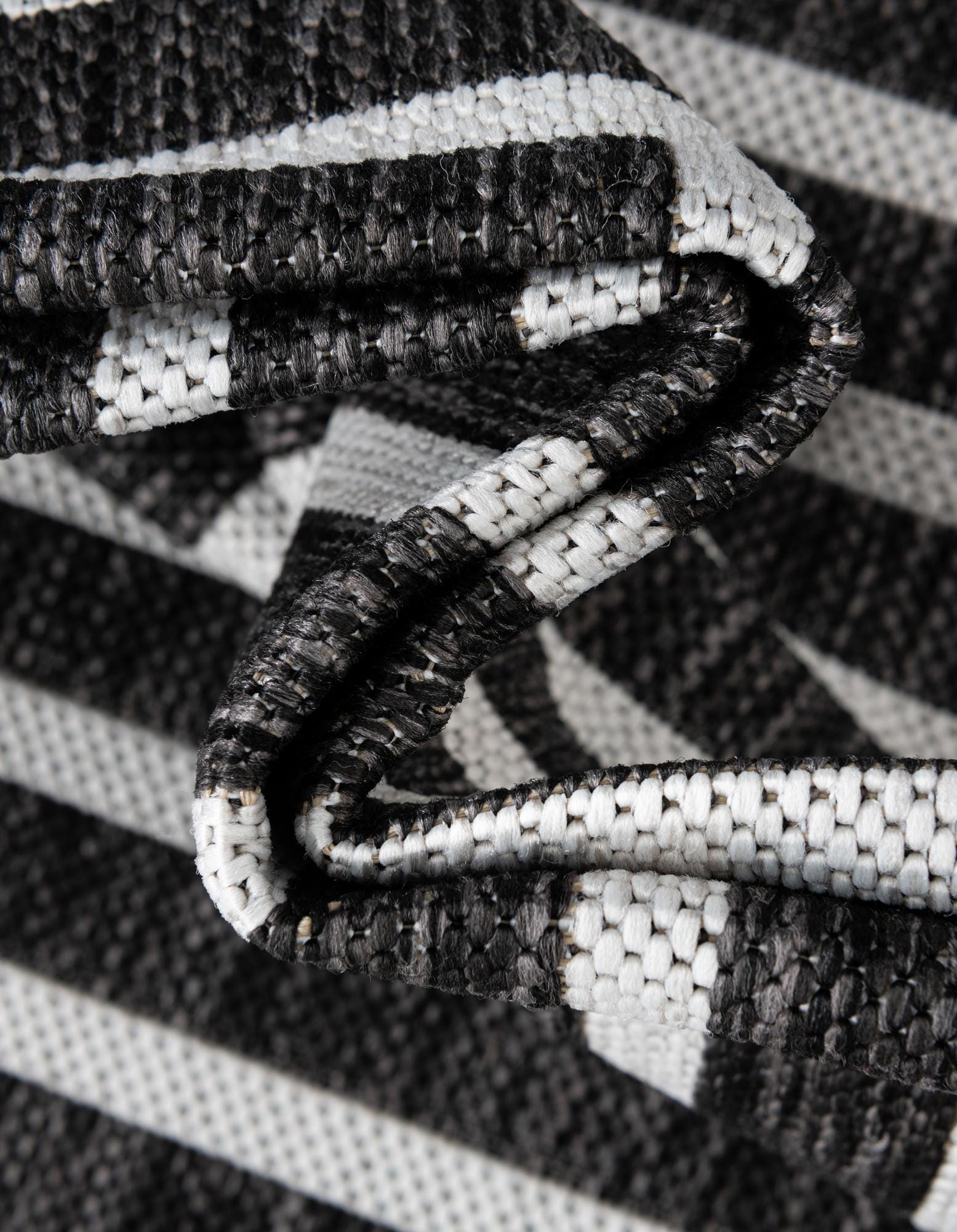 Black and White 10' x 10' Modern Indoor / Outdoor Round Rug | Rugs.com