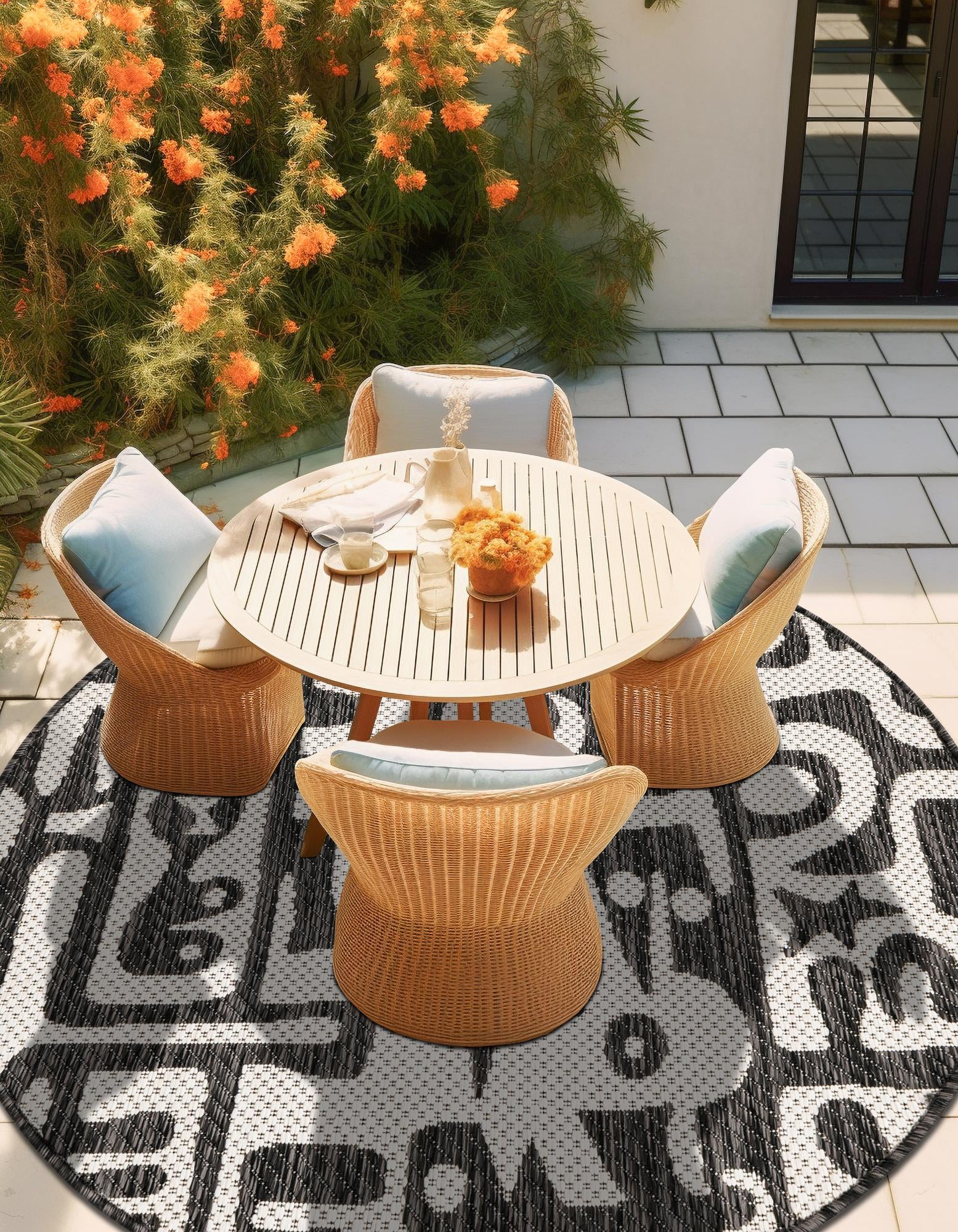 Black and White 10' x 10' Modern Indoor / Outdoor Round Rug | Rugs.com