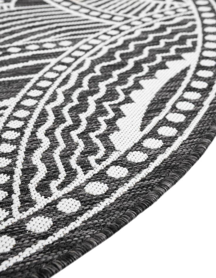 Detail image of  3' 1 x 3' 1  Washable Traditional Indoor / Outdoor Round Rug