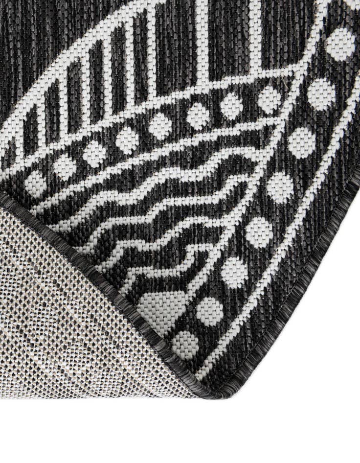 Detail image of  3' 1 x 3' 1  Washable Traditional Indoor / Outdoor Round Rug