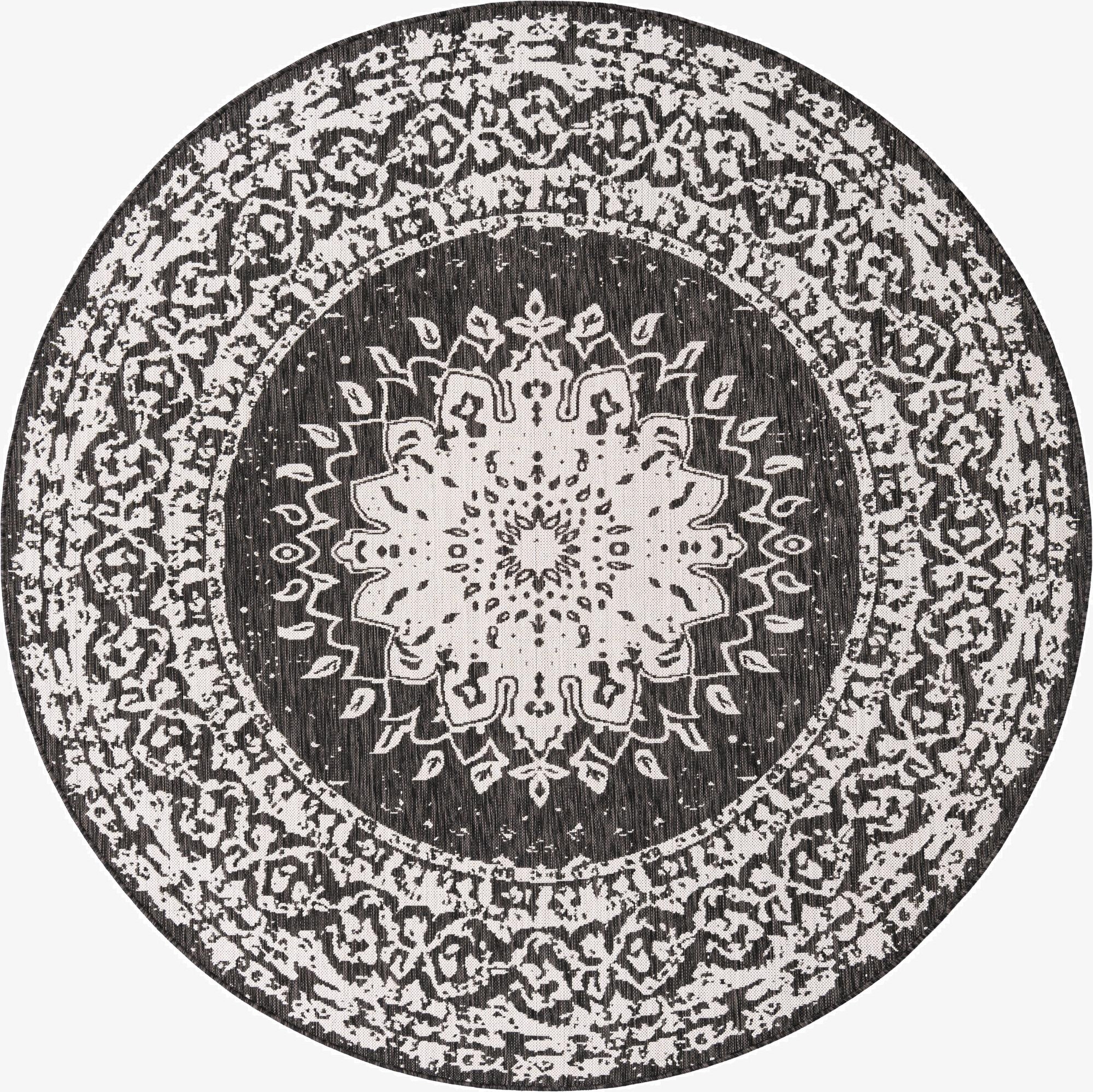  7' 10 x 7' 10  Washable Traditional Indoor / Outdoor Round Rug