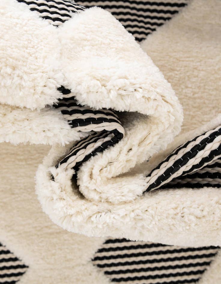 Detail image of  7' 10 x 7' 10 Prismatic Round Rug