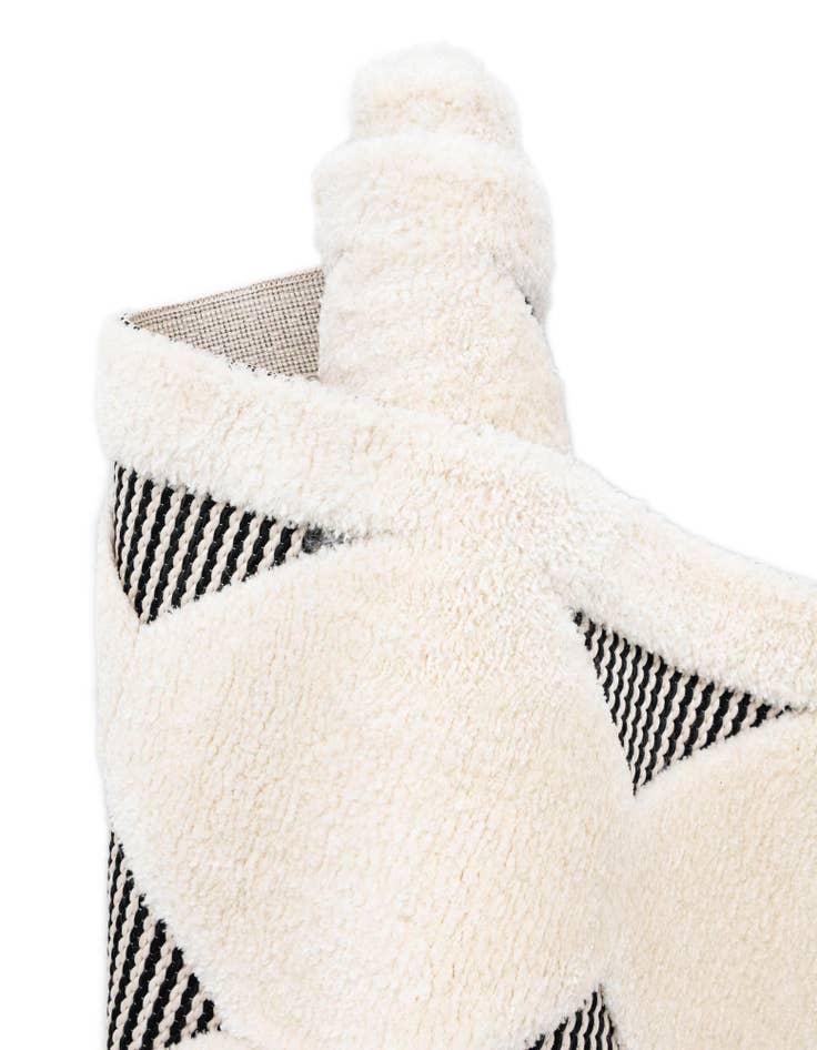 Detail image of  7' 10 x 7' 10 Prismatic Round Rug