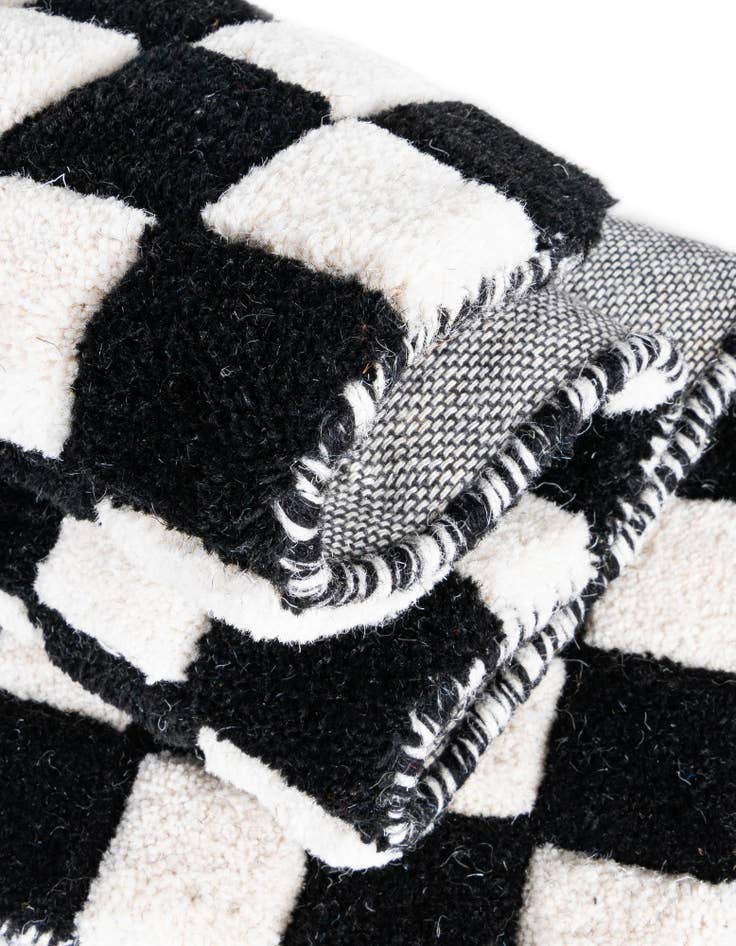Detail image of  2' 7 x 10' Hand Tufted Wool Runner Rug