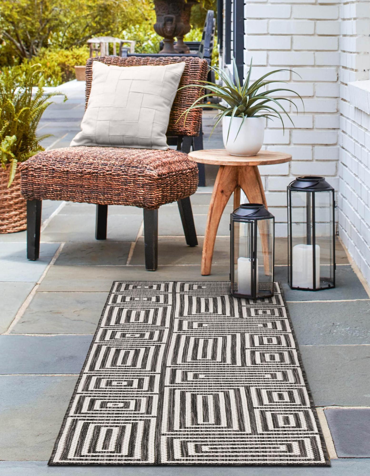 Black and White 2' x 4' Quartz Modern Indoor / Outdoor Runner Rug ...