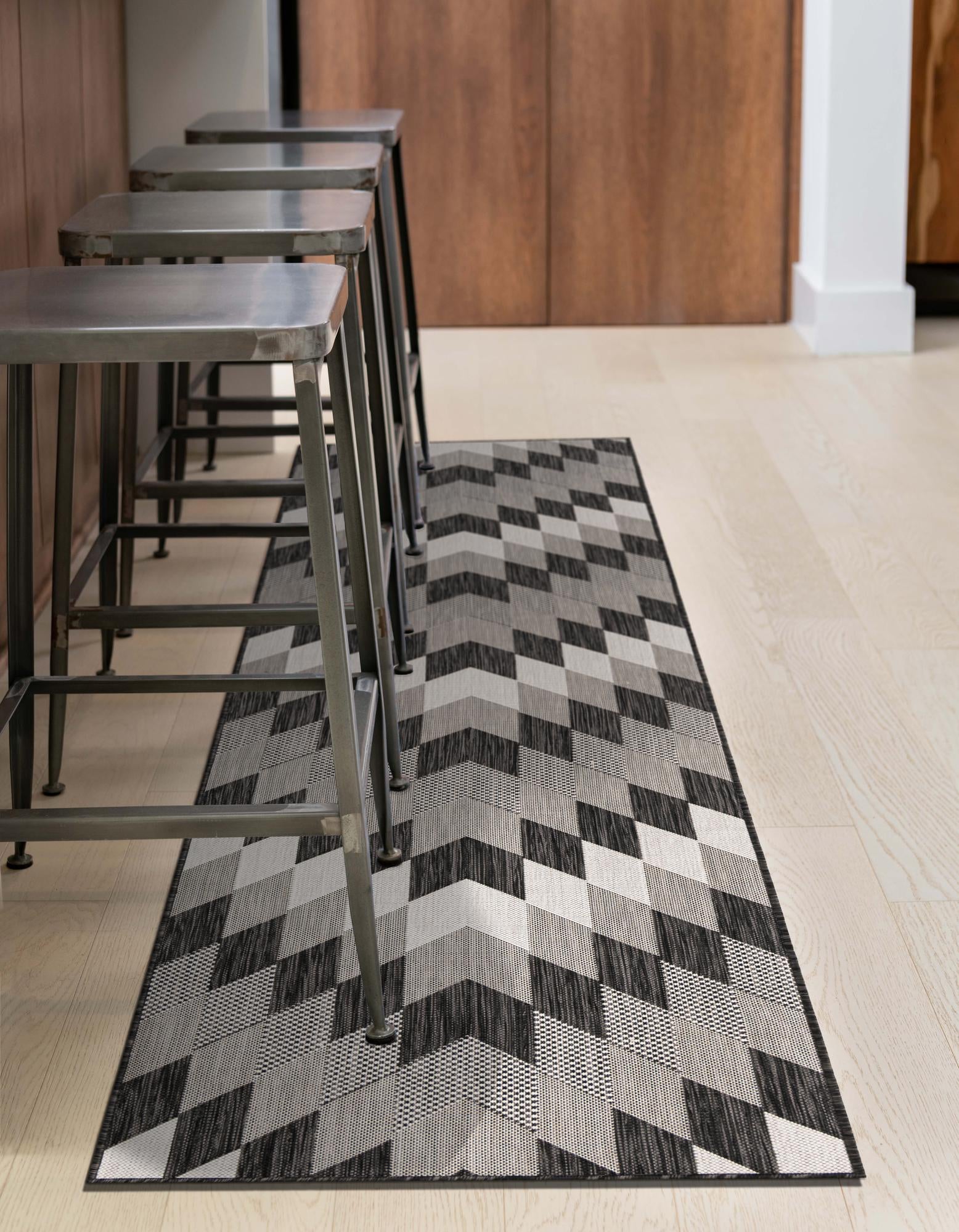 Black and White 2' x 4' Modern Indoor / Outdoor Runner Rug | Rugs.com