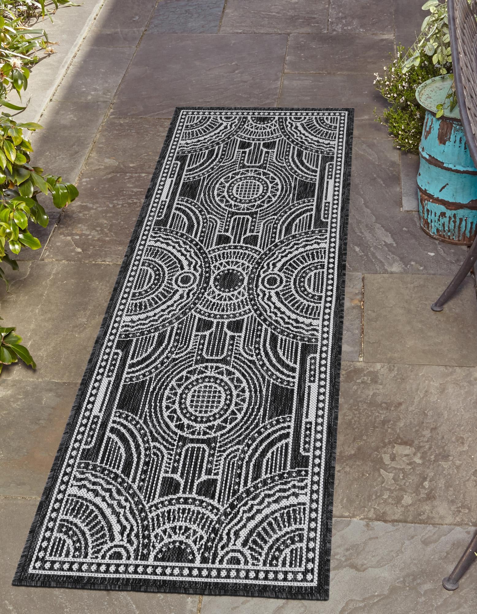 Black and White 2' x 5' 3 Traditional Indoor / Outdoor Runner Rug ...