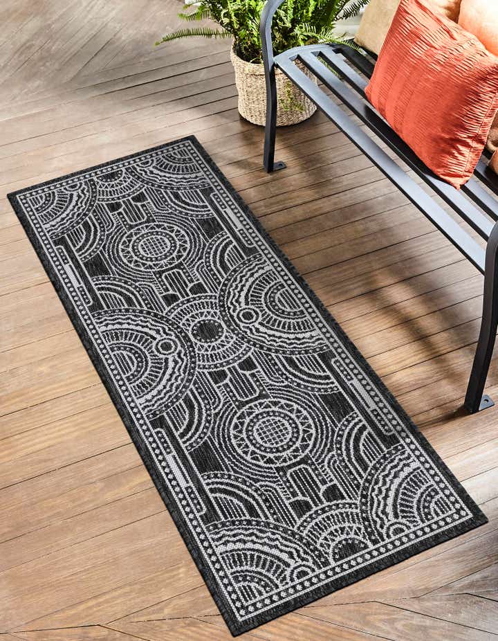 Black and White 2' x 5' 3 Traditional Indoor / Outdoor Runner Rug ...