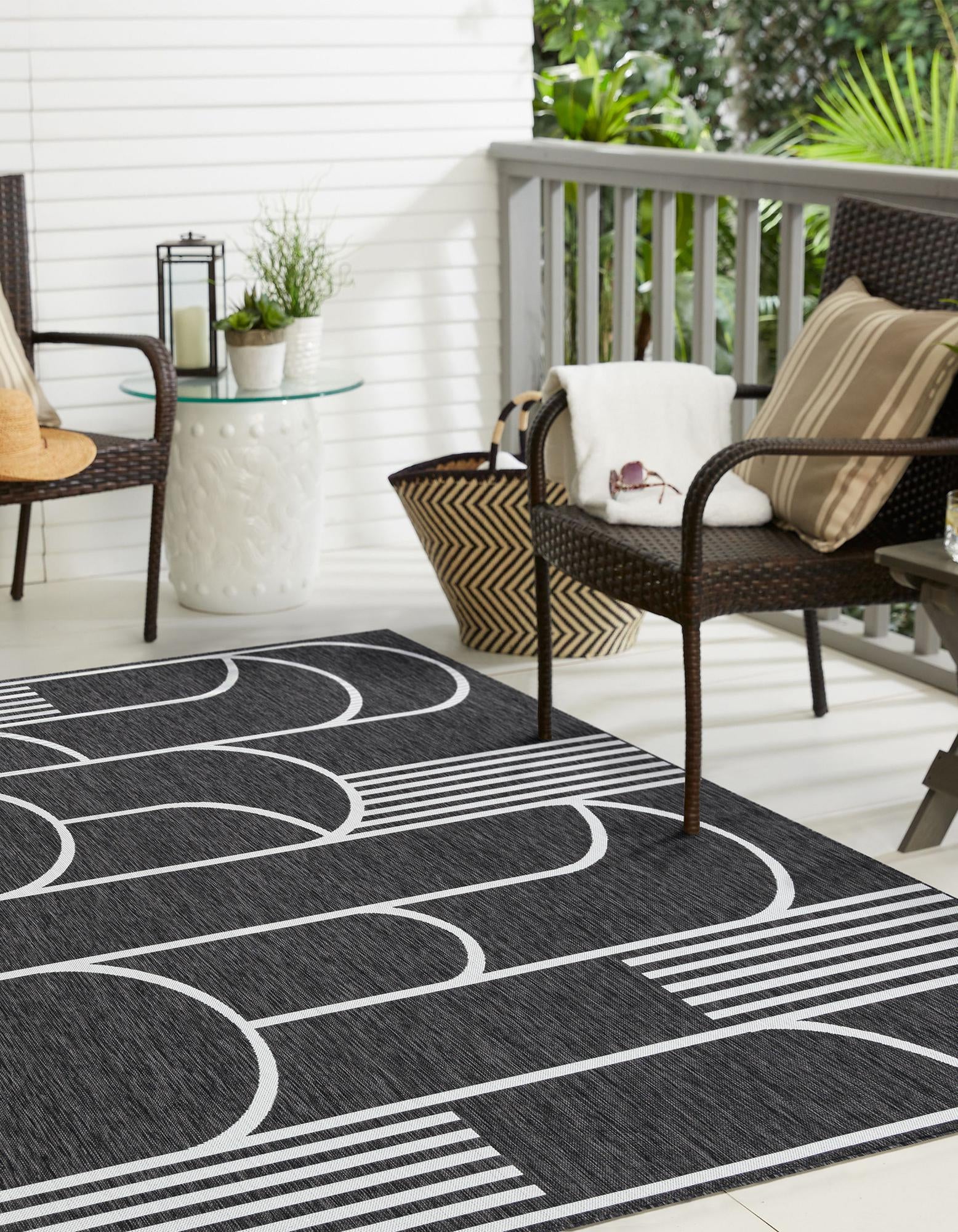 Black and White 7' 10 x 7' 10 Modern Indoor / Outdoor Square Rug | Rugs.com