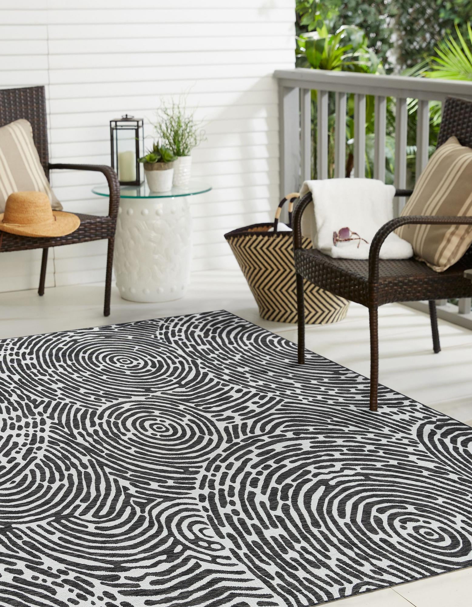 Black and White 7' 10 x 7' 10 Modern Indoor / Outdoor Square Rug | Rugs.com