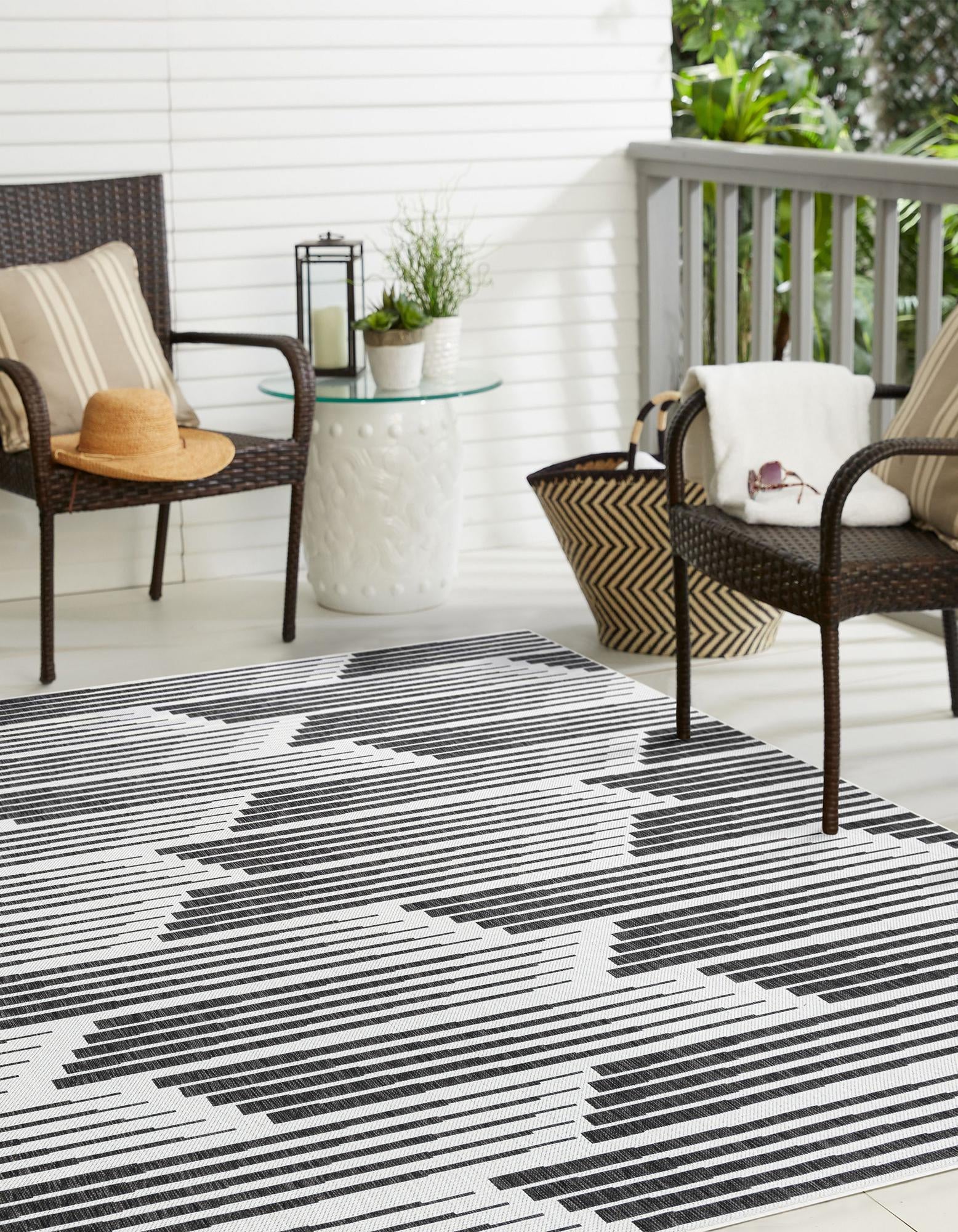 Black and White 7' 10 x 7' 10 Modern Indoor / Outdoor Square Rug | Rugs.com
