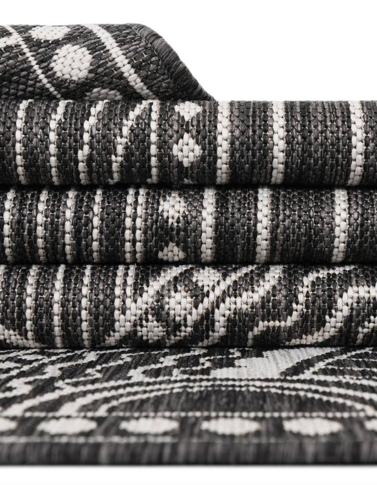 Detail image of  7' 10 x 7' 10  Washable Traditional Indoor / Outdoor Square Rug