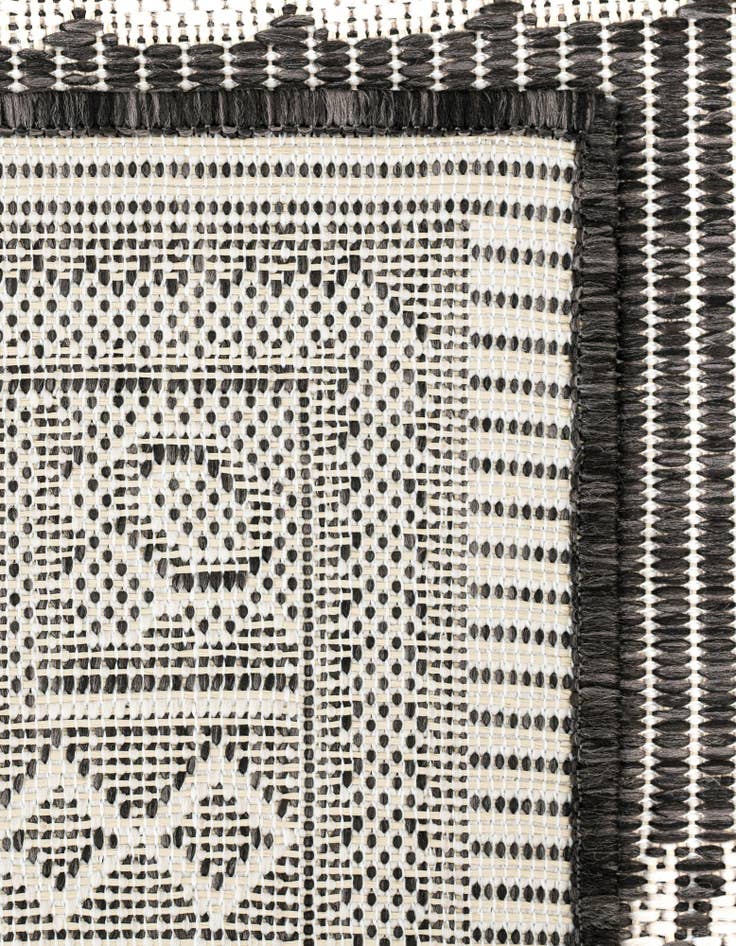 Detail image of  7' 10 x 7' 10  Washable Traditional Indoor / Outdoor Square Rug
