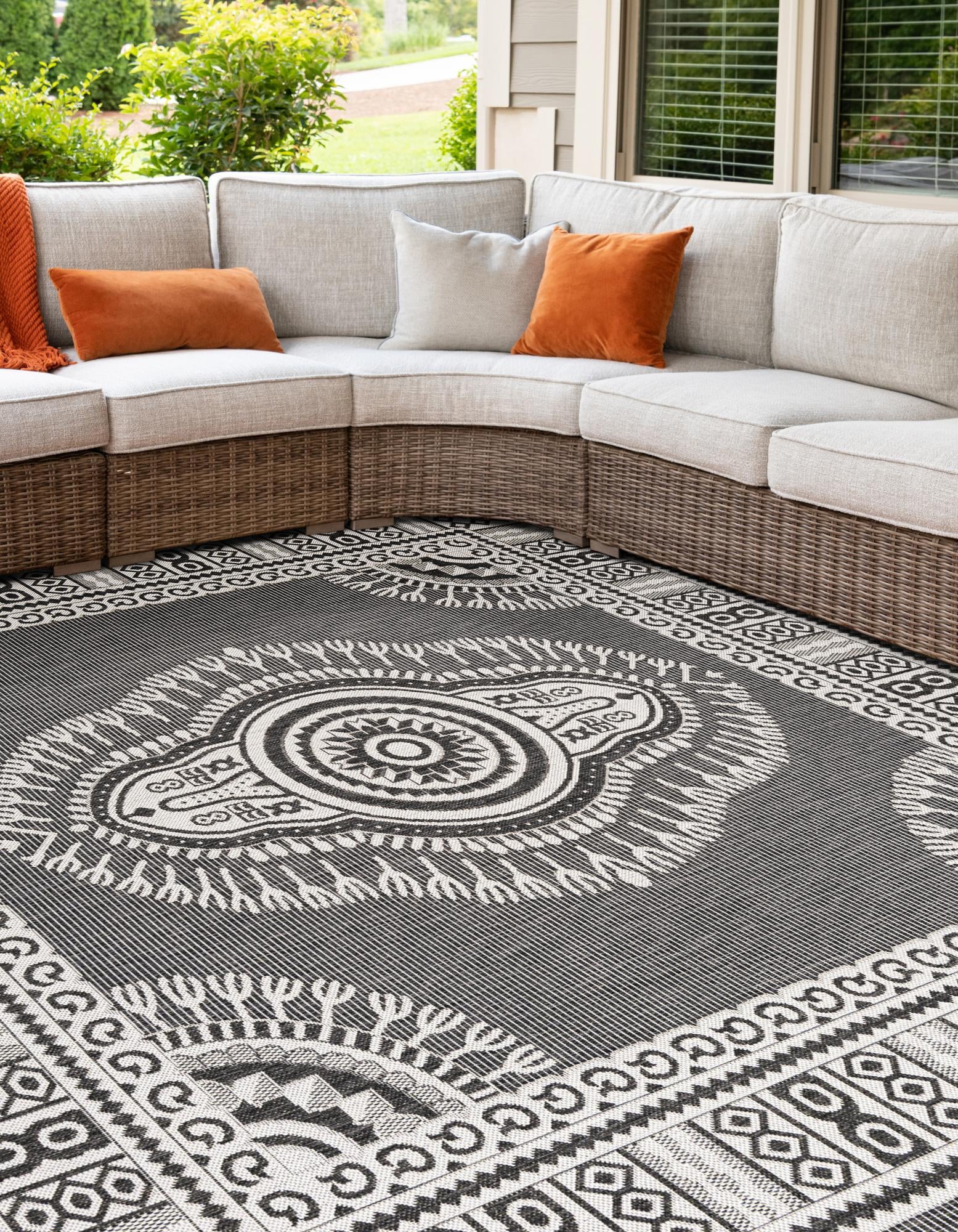 Black and White 7' 10 x 7' 10 Traditional Indoor / Outdoor Square Rug ...