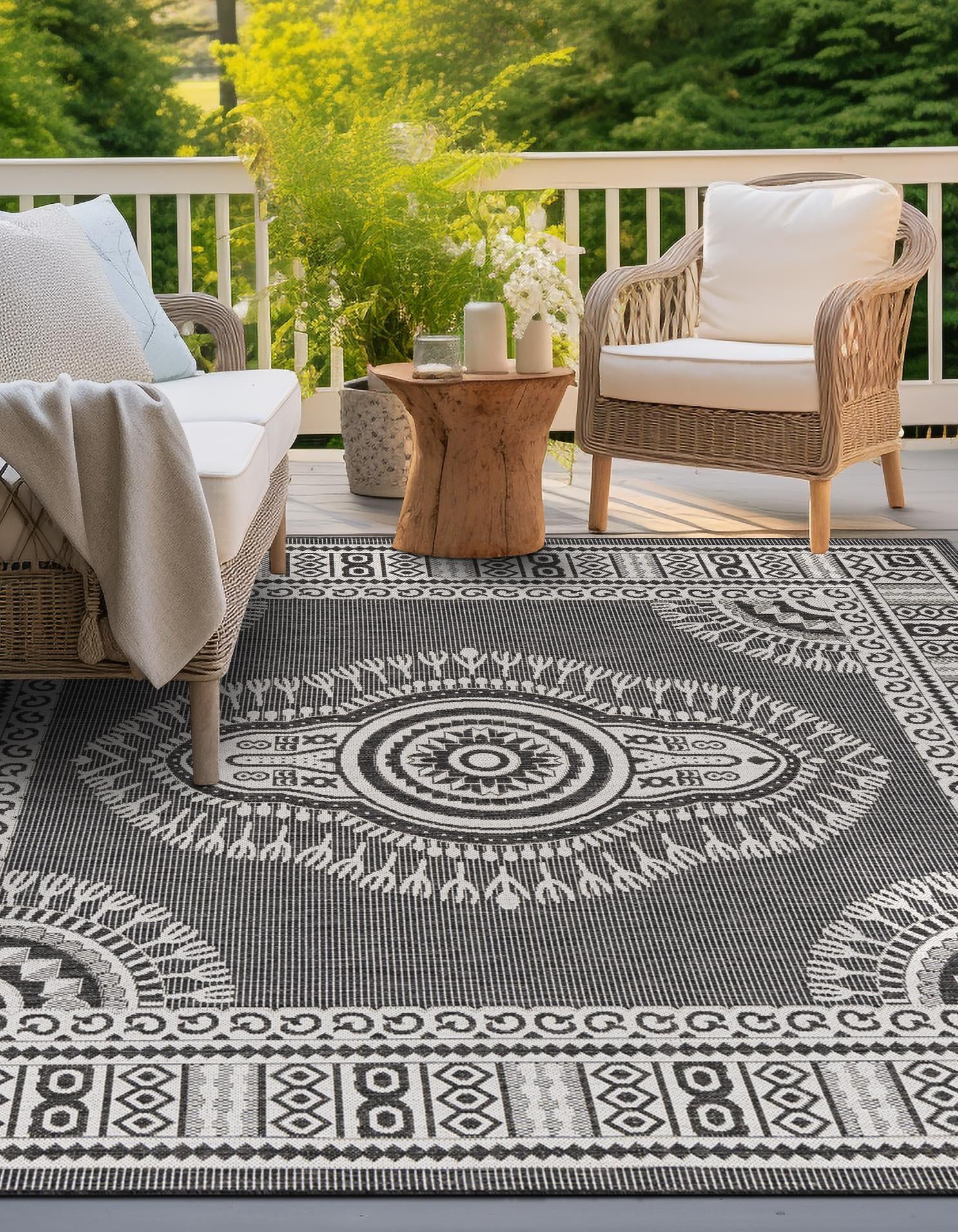 Black and White 7' 10 x 7' 10 Traditional Indoor / Outdoor Square Rug ...
