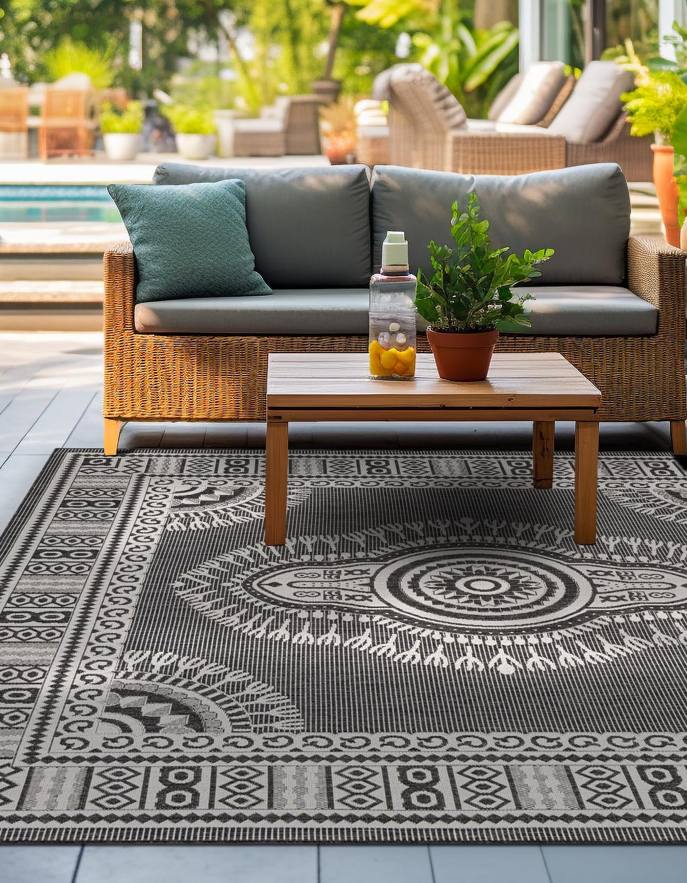 Black and White 7' 10 x 7' 10 Traditional Indoor / Outdoor Square Rug ...