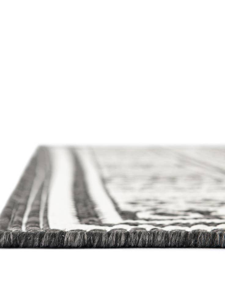 Detail image of  7' 10 x 7' 10  Washable Traditional Indoor / Outdoor Square Rug