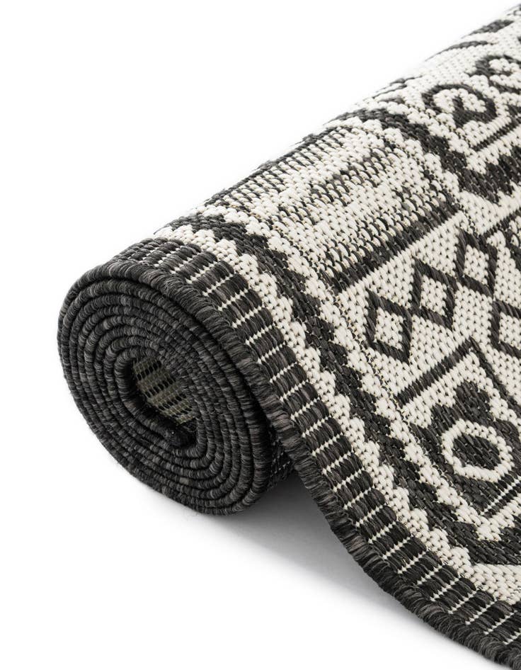 Detail image of  7' 10 x 7' 10  Washable Traditional Indoor / Outdoor Square Rug