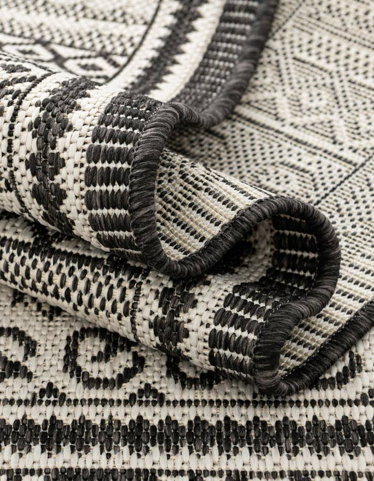 Detail image of  7' 10 x 7' 10  Washable Traditional Indoor / Outdoor Square Rug
