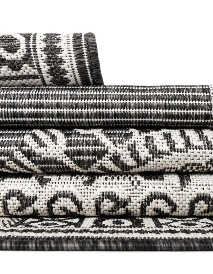 Detail image of  7' 10 x 7' 10  Washable Traditional Indoor / Outdoor Square Rug