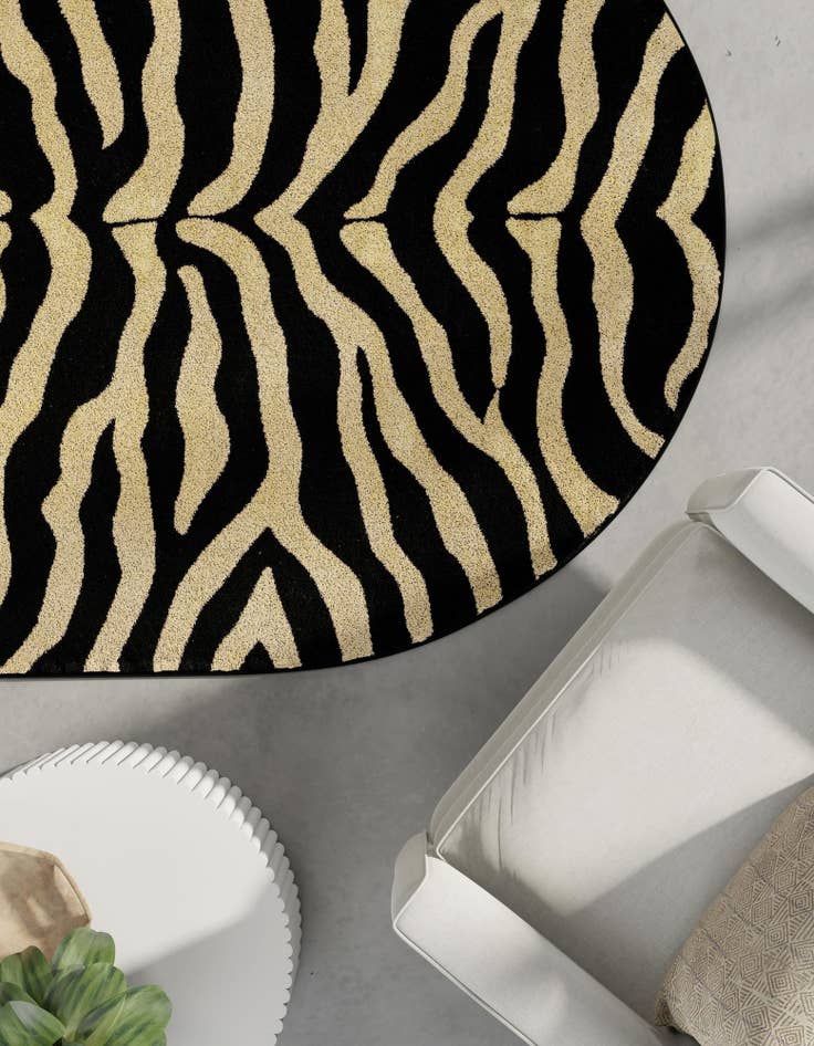 Detail image of  5' 3 x 8' Savannah Oval Rug