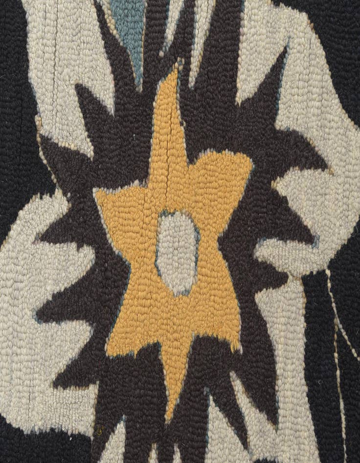 Detail image of  4' x 6' Agra Rug