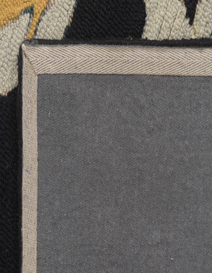 Detail image of  4' x 6' Agra Rug