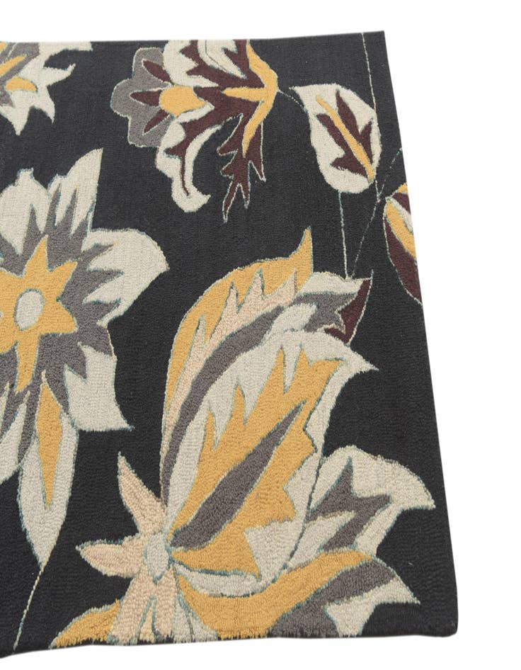 Detail image of  4' 1 x 6' 1 Agra Rug