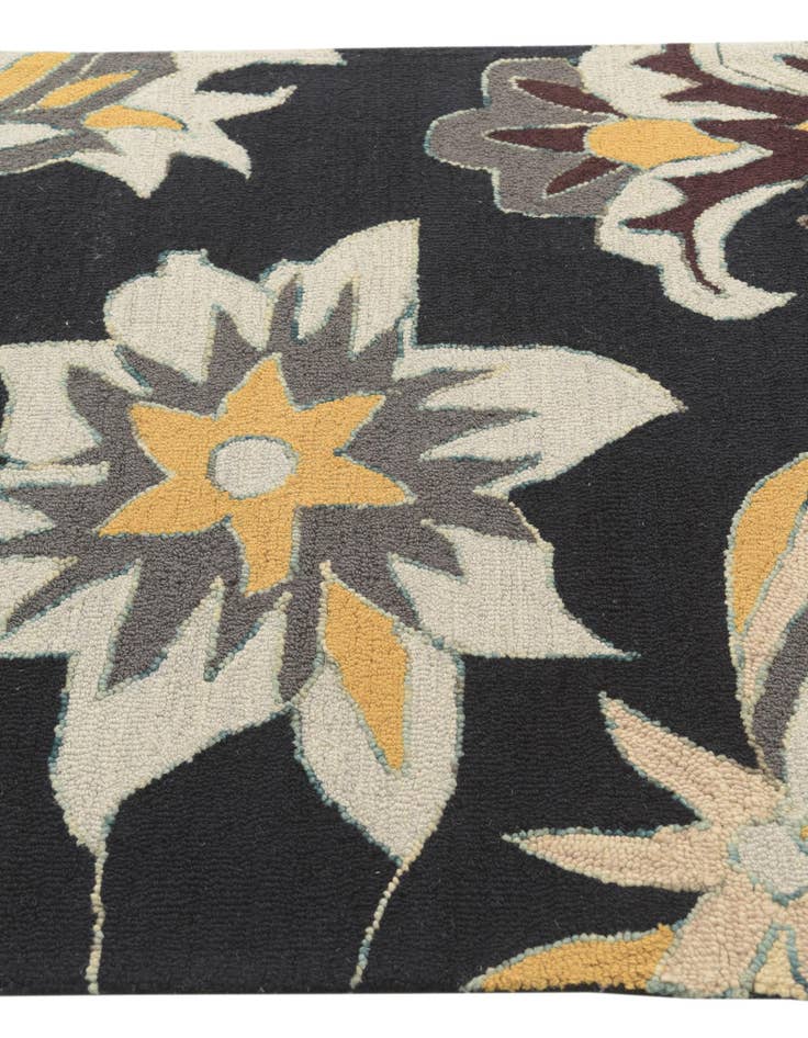 Detail image of  4' 1 x 6' 1 Agra Rug