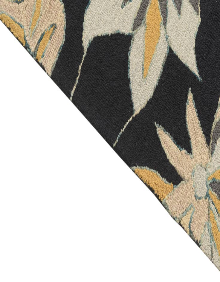 Detail image of  4' 1 x 6' 1 Agra Rug