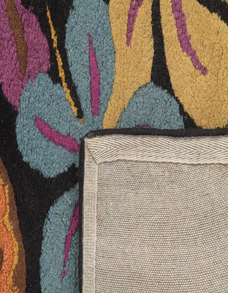 Detail image of  4' 10 x 7' 9 Agra Wool Rug