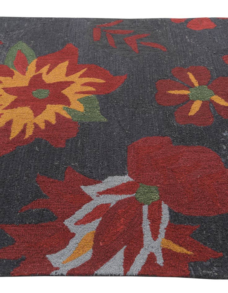 Detail image of  5' x 8' Agra Wool Rug