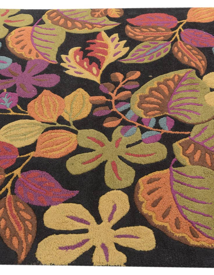 Detail image of  4' 1 x 7' 8 Agra Wool Rug