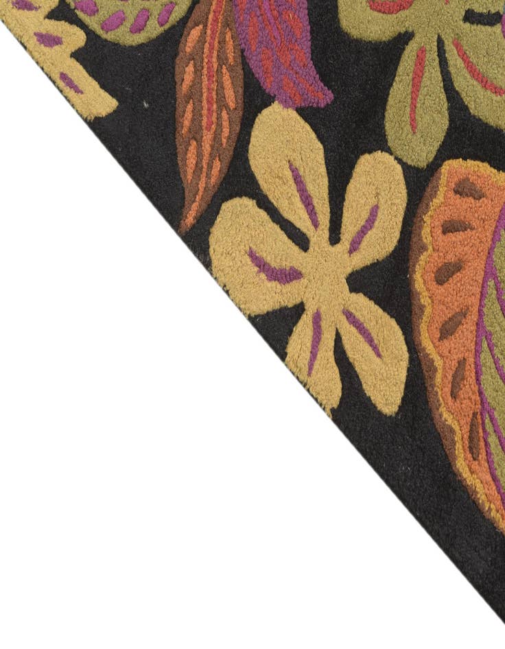 Detail image of  4' 1 x 7' 8 Agra Wool Rug