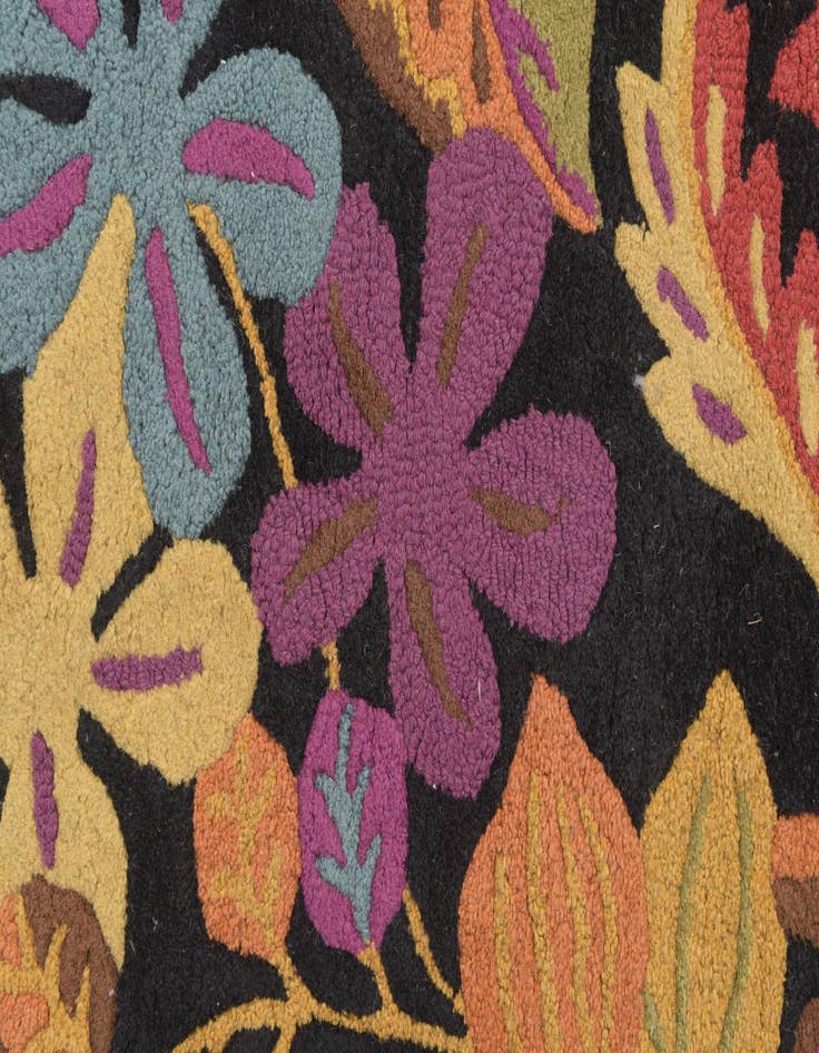 Detail image of  4' 1 x 7' 8 Agra Wool Rug