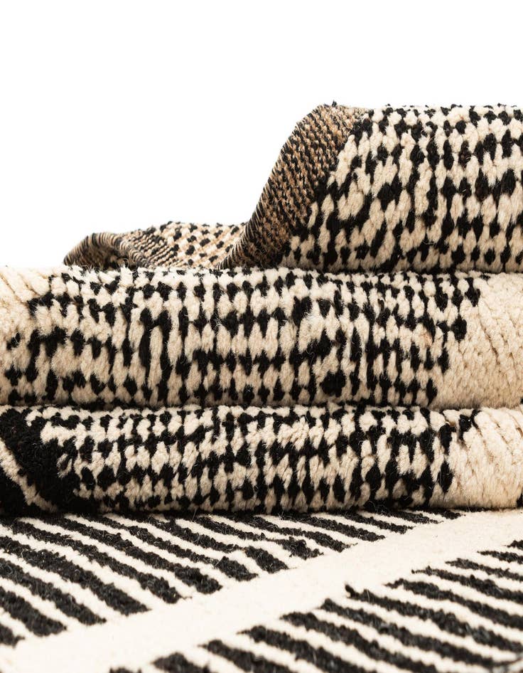 Detail image of 8' x 10' 3 Hand Knotted Beni Marok Rug