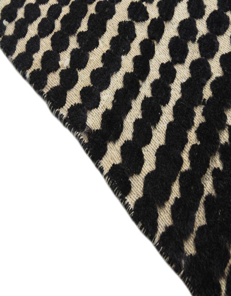 Detail image of  6' 6 x 10'  Hand Knotted Darya Wool Rug