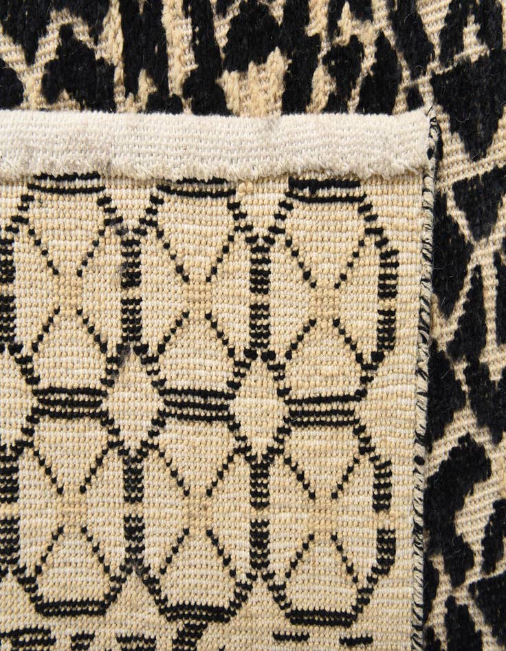 Detail image of  7' 10 x 9' 11  Hand Knotted Darya Wool Rug