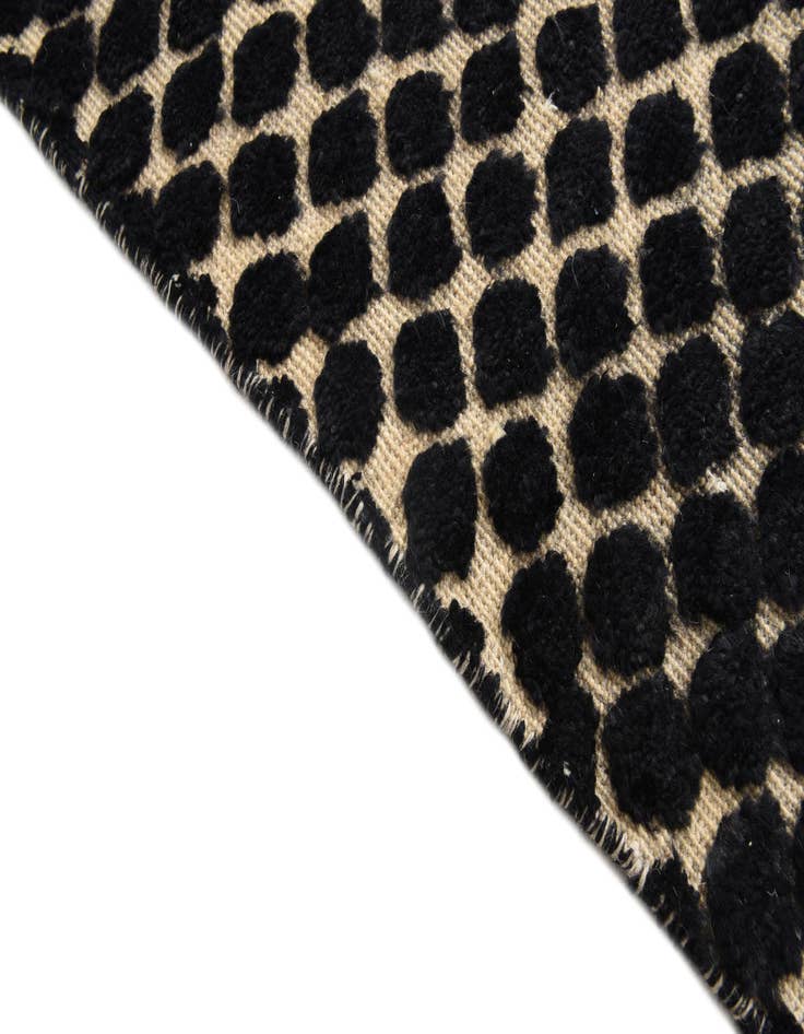 Detail image of  5' 8 x 8'  Hand Knotted Darya Wool Rug