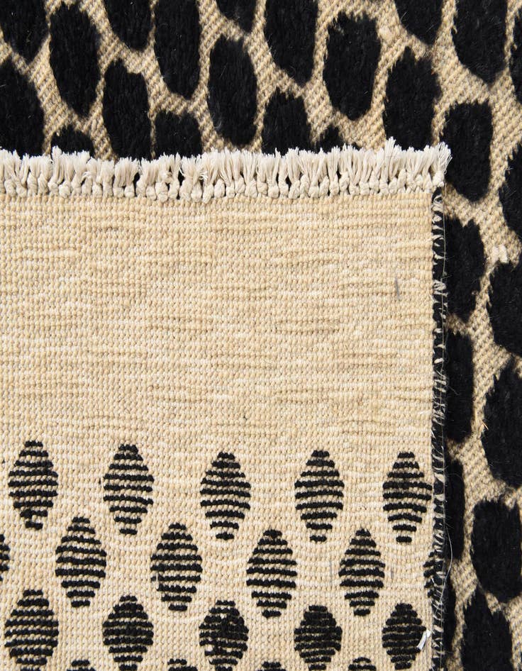 Detail image of  5' 8 x 8'  Hand Knotted Darya Wool Rug
