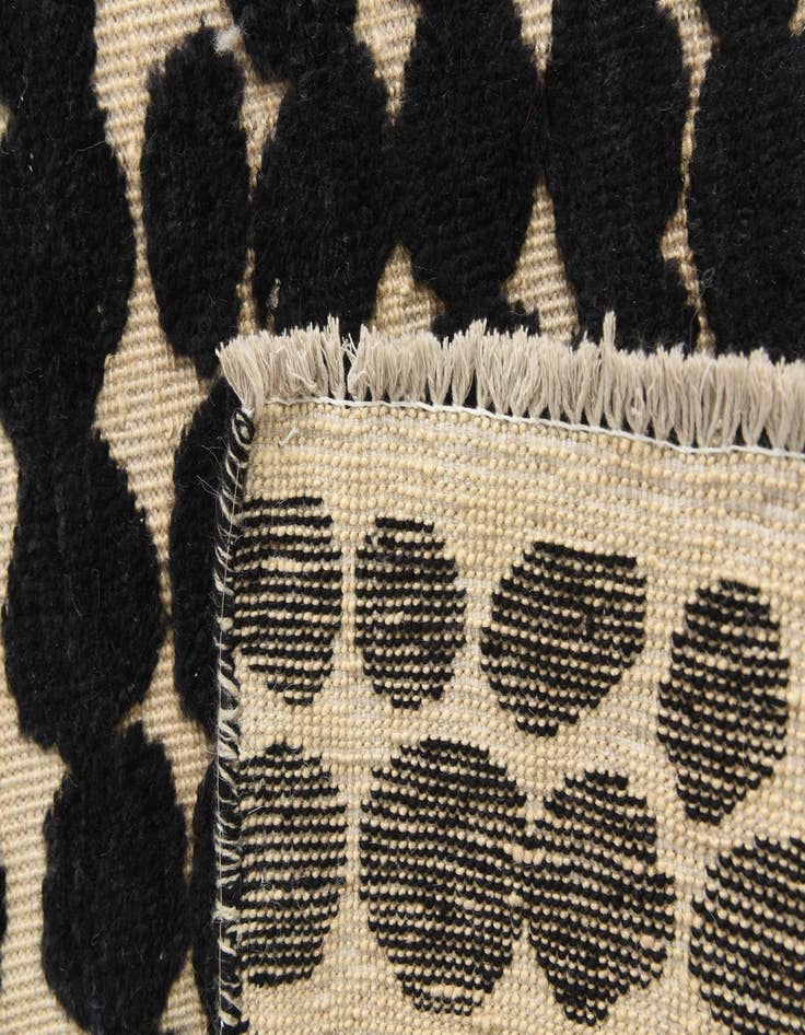 Detail image of  6' 6 x 10' 6  Hand Knotted Darya Wool Rug