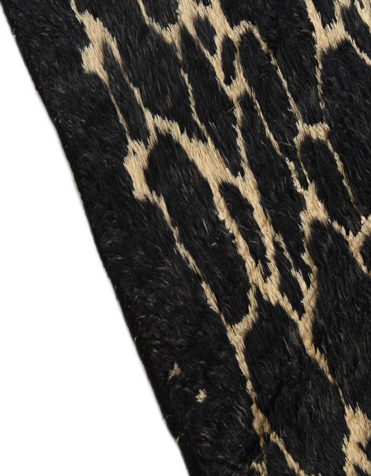 Detail image of  8' 3 x 9' 3  Hand Knotted Darya Wool Rug