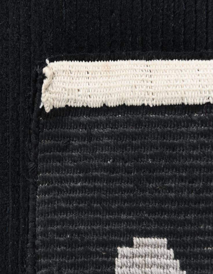 Detail image of  4' x 6' Darya Rug