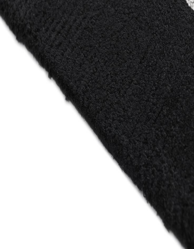 Detail image of  4' 2 x 6' 1 Darya Rug