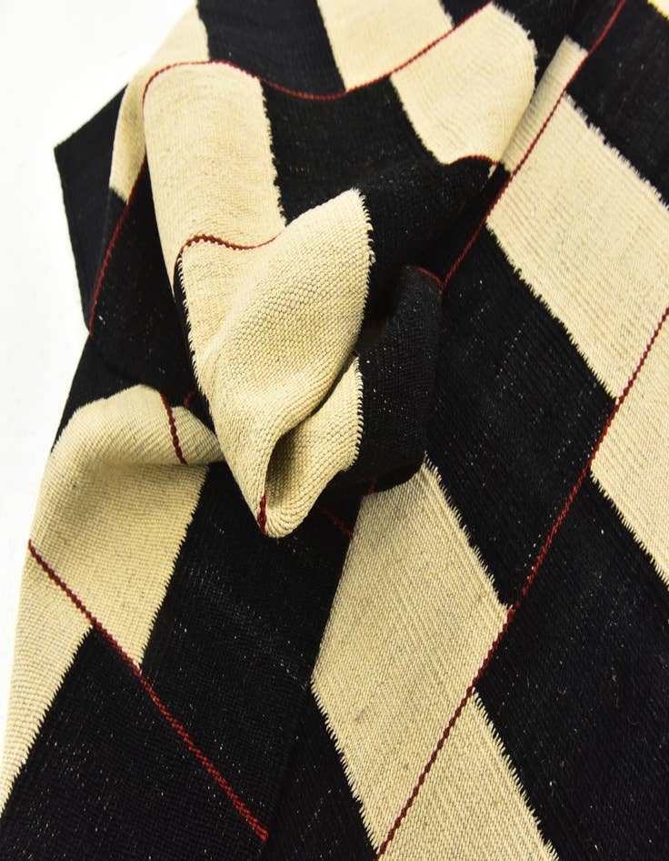 Detail image of  4' 4 x 6'  Hand Woven Kilim Modern Wool Rug