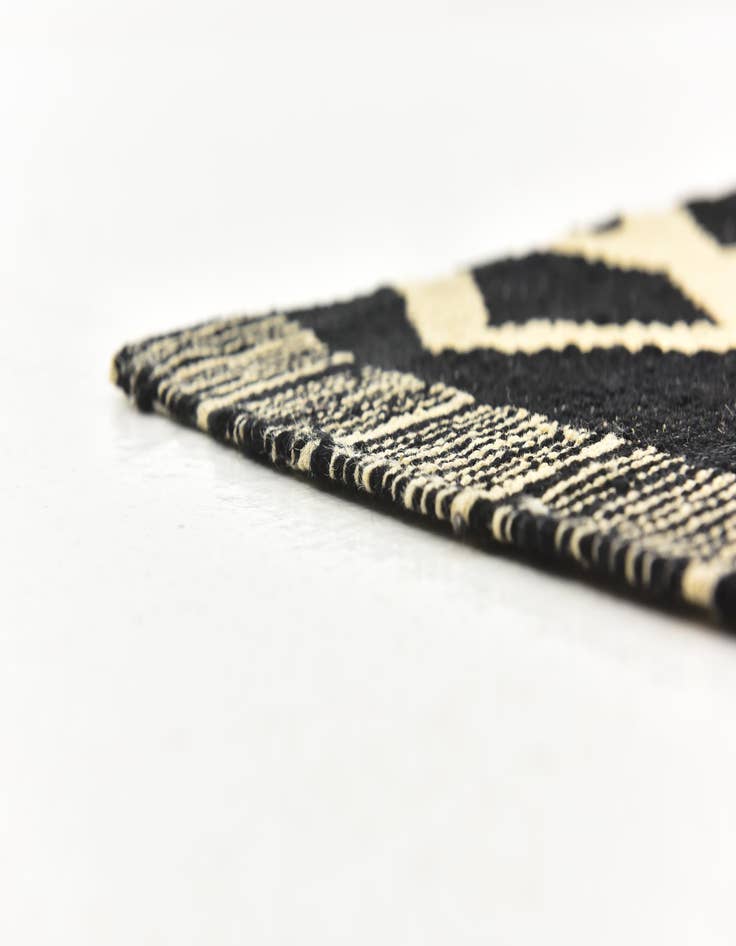 Detail image of  5' 8 x 7' 8  Hand Woven Kilim Modern Wool Rug