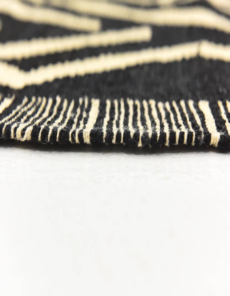 Detail image of  5' 8 x 7' 8  Hand Woven Kilim Modern Wool Rug