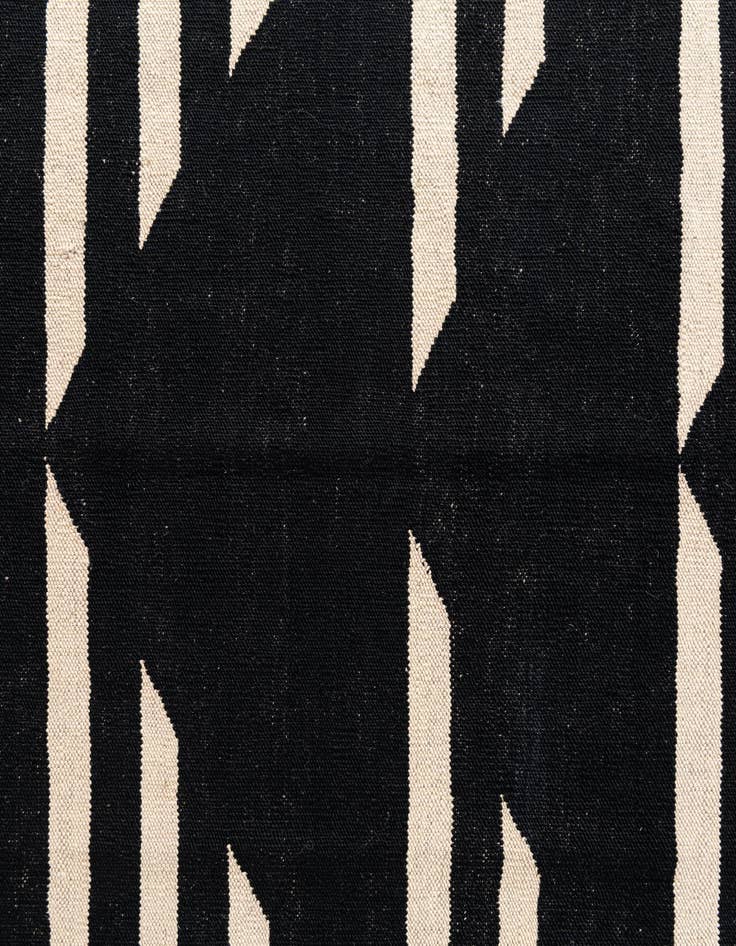 Detail image of  4' 1 x 5' 7  Hand Woven Kilim Modern Wool Rug