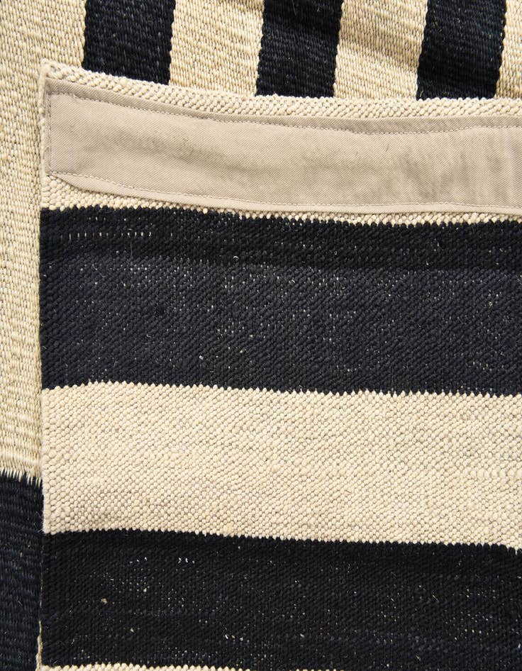 Detail image of  4' 4 x 5' 10  Hand Woven Kilim Modern Wool Rug