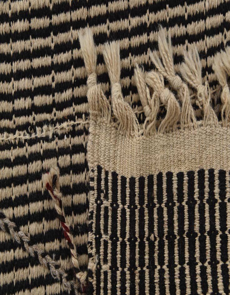 Detail image of  5' 8 x 8' 6  Hand Woven Kilim Modern Wool Rug
